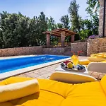 Ferienvilla Roko Mit Beheiztem Pool By Interhome 別荘 ポセダリェ