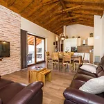 別荘 Ferienvilla Roko Mit Beheiztem Pool By Interhome *