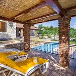 Vakantiehuis Ferienvilla Roko Mit Beheiztem Pool By Interhome